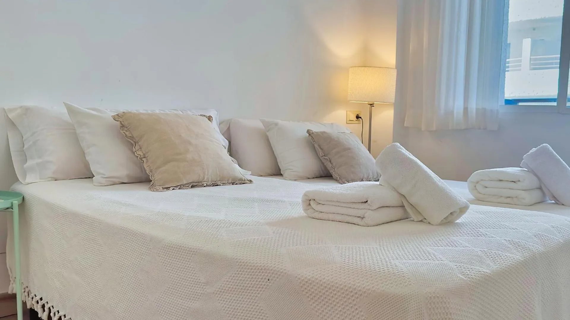 Skol 242 Excellent One Bedroom Apartment With Sea Views マルベーリャ